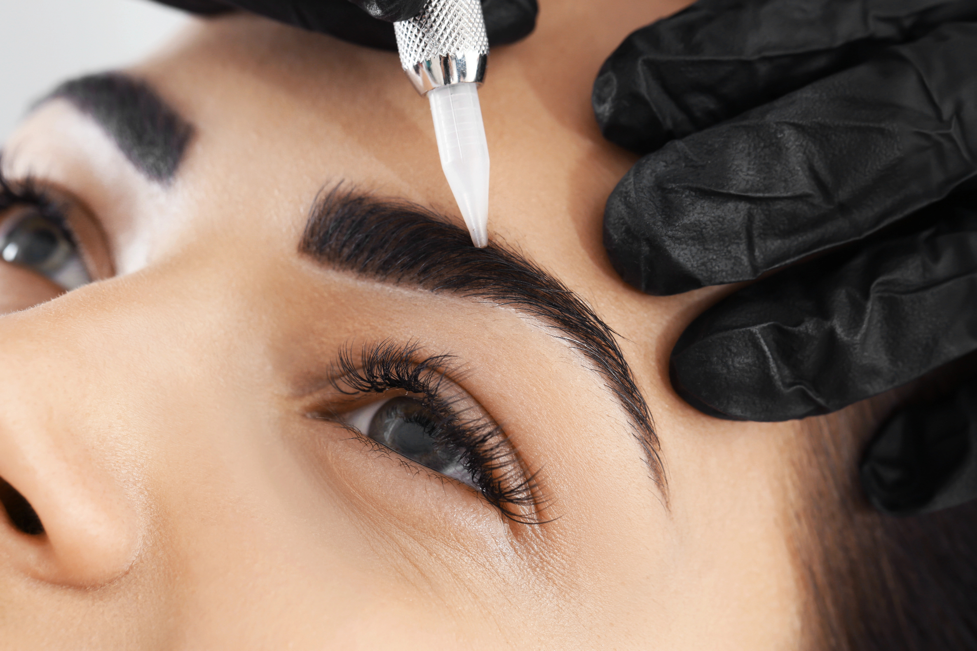 Kako mi je barvanje obrvi spremenilo videz obraza